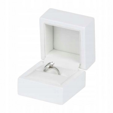 Ekskluzywne drewniane lakierowane białe pudełko na pierścionek